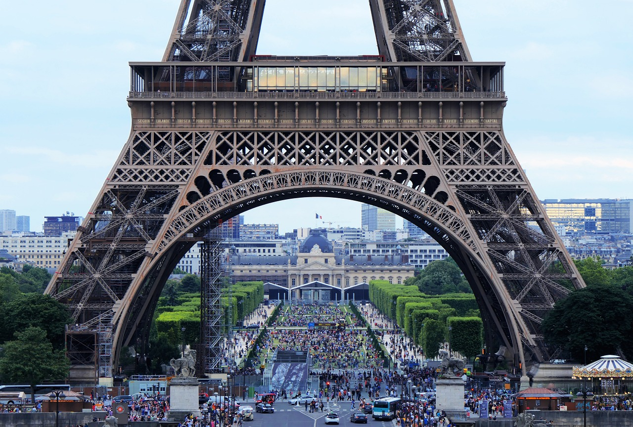 French, Paris and the Eiffel tower, StudySmarter